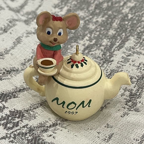 Hallmark Mom 1997 Mouse on Cup Ornament‎ - Picture 1 of 3